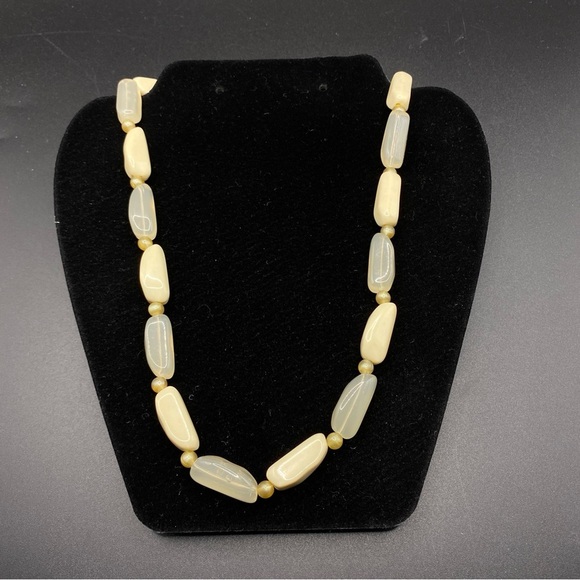 Vintage Beads Lucite Acrylic Cream Chunky Necklace - Picture 6 of 7